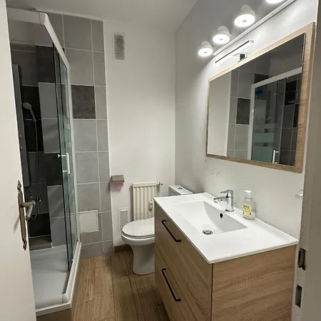 Gare Avec Parking דירה